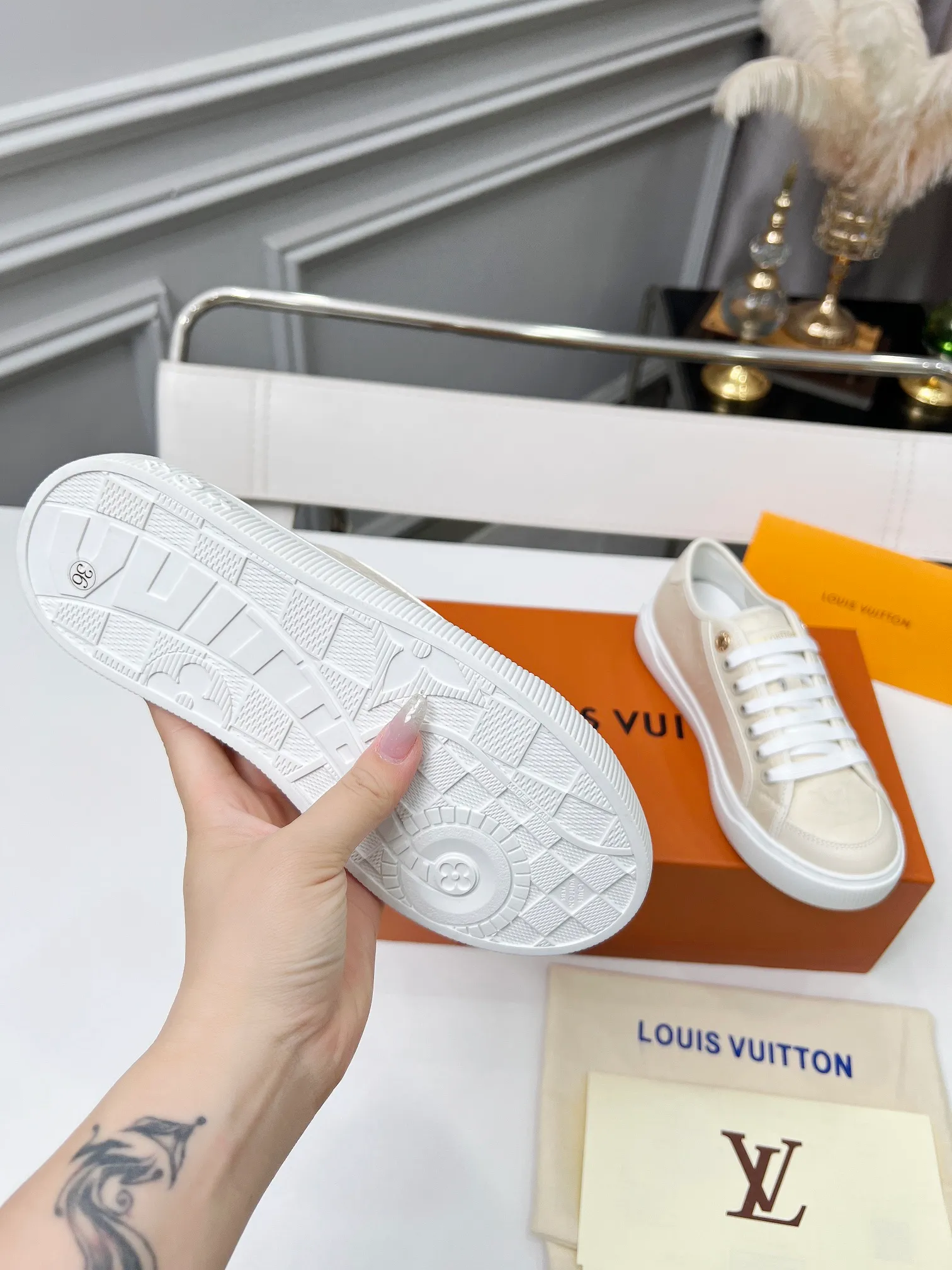 👟👟Ex-factory price 440👟👟 New arrival🆕 The hottest early spring model is coming. LV Lagoon sneakers are made of Monogram denim, injecting a retro flavor into the classic design. Leather trimmings pop out with the Louis Vuitton logo, while stenciled eyelets, trim and laces add to the refined details, and a rubber outsole embellished with Monogram flowers completes the look. Code number: 35~41, multiple colors available! Oil edges + TPU outsole + drawer box packaging